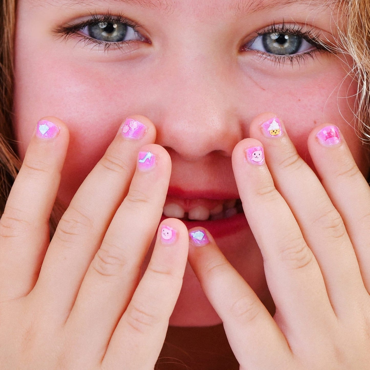 Miss Nella - En Sevilen Tırnak Çıkartmaları